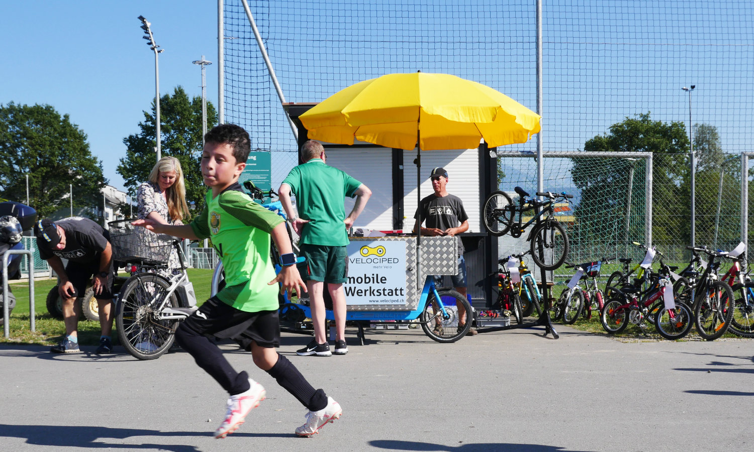 das Velociped auf dem Tschutti-Platz